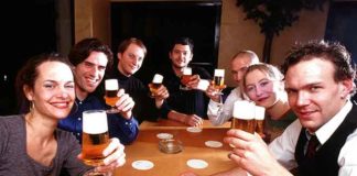 Das Feierabend-Bier steht bei den Deutschen hoch im Kurs